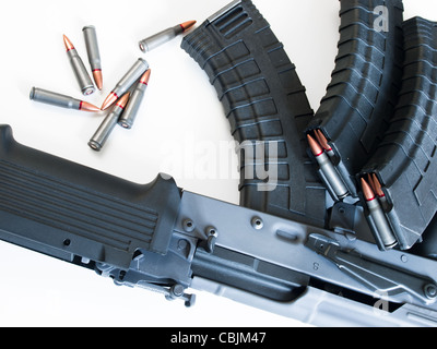 Benutzerdefinierte AK-47 mit einem 30-Schuss-Magazin und ein Klappschaft gemalt. Stockfoto