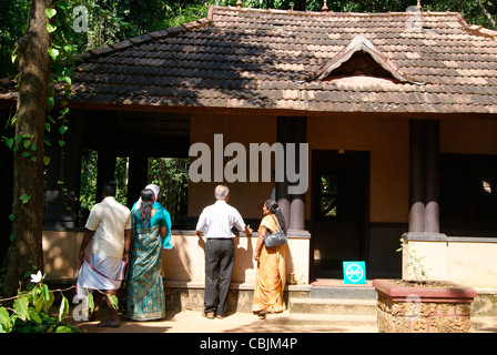 Völker besuchen Einheimische altes Modell traditionell in Kerala zu Hause Stockfoto