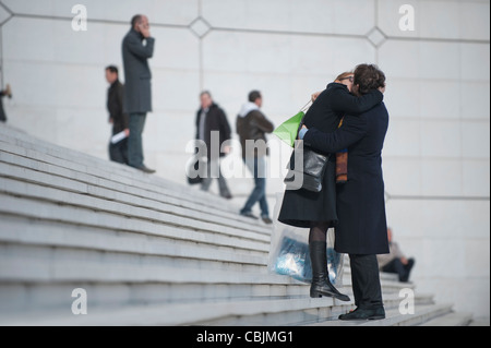 Ein jungen französischen Pärchen küssen sich auf den Stufen der Grande Arche von La Défense in Paris, Frankreich. Stockfoto