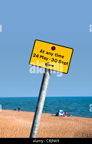 Keine Parkplätze kann mit Strand Charmouth, Dorset, England bis September anmelden. Stockfoto