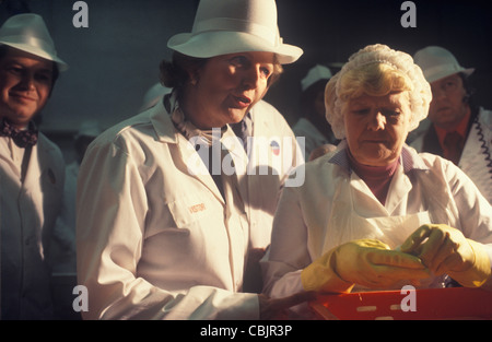 Margaret Thatcher auf Fabrik Besuch Telfers Meat Pie factory Im 1978 Wahlkampf Northampton in England. Vorbereitung der allgemeinen Wahlen von 1979. 1970 s UK HOMER SYKES Stockfoto