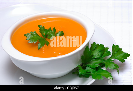 Kürbissuppe in weiße Schüssel mit Petersilie Stockfoto