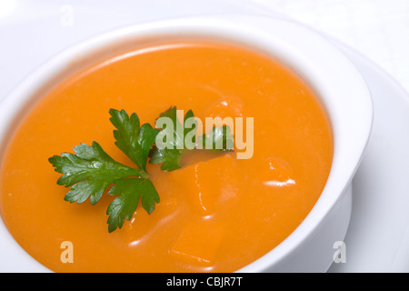 Kürbissuppe in weiße Schüssel mit Petersilie Stockfoto