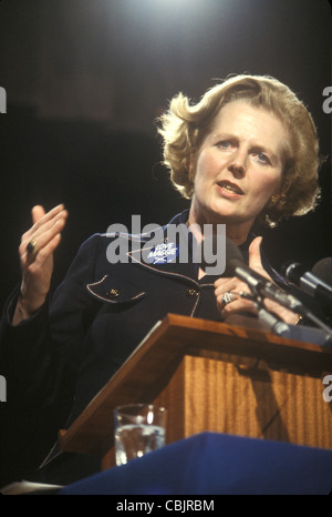 Frau Margaret Thatcher 1983 allgemeine Wahlen Pressekonferenz. London UK 1980 s Sie trägt ein 'Liebe Maggie x 'pin Anstecker HOMER SYKES Stockfoto