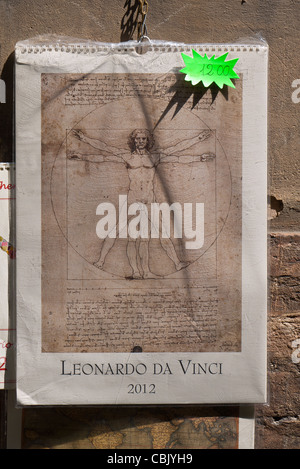 Ein Leonardo Da Vinci 2012 Kalender hängt an der Wand außerhalb einer Filiale in Siena, Italien mit der vitruvianische Mensch, Zeichnung drauf. Stockfoto