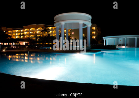 Nachtansicht des Iberostar Suites Pools, Luxus-all-inclusive-Resort, Montego Bay, Jamaika Stockfoto