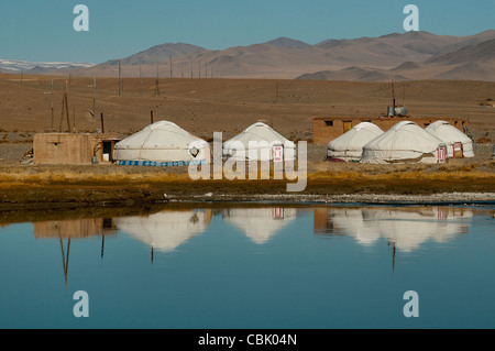 traditionelle nomadische Gers (Jurten) entlang des Sagsai-Flusses in der Nähe von Bayan-Ölgii in der westlichen Mongolei Stockfoto