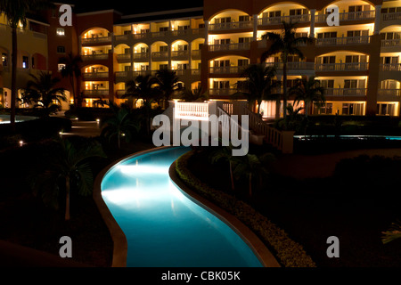 Nachtansicht der Iberostar-Suiten, Luxus-all-inclusive-Resort, Montego Bay, Jamaika Stockfoto