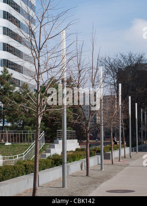 Reihe von zeitgenössischen Straße leuchtet am Rande der Skyline Park in Stockfoto