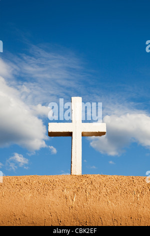 Weißes Kreuz auf Adobe-Wand, San Francisco de Asis, Missionskirche, Ranchos de Taos, New Mexico, USA Stockfoto