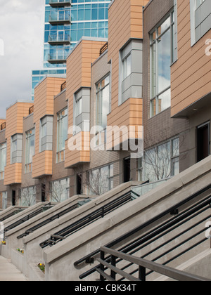 Reihe von modernen Stadthäusern in der Nähe von Union Station in Denver, Colorado. Stockfoto