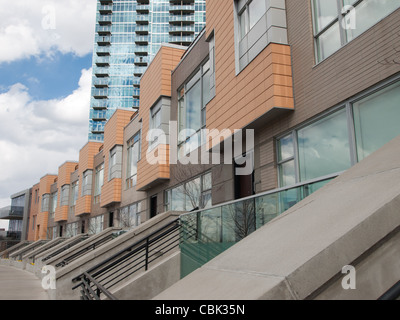 Reihe von modernen Stadthäusern in der Nähe von Union Station in Denver, Colorado. Stockfoto