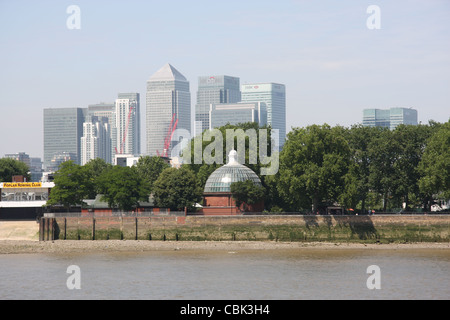 Glas-Kuppel-Terminal von der Greenwich-Fußgängertunnel am nördlichen Ufer der Themse gegenüber dem Trinity College of Music Stockfoto