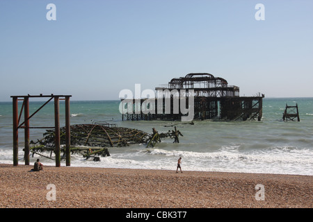 Der West Pier in Brighton wurde 1866 von Eugenius Birke gebaut und ist seit 1975 geschlossen und sich verschlechternden. Stockfoto