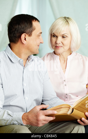 Porträt von reifer Mann und seine Frau einander betrachtend Stockfoto