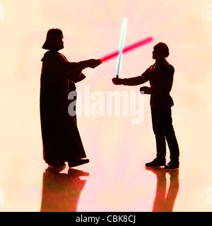 Darth Vader und Luke Himmel Walker Lichtschwert Schlacht Star Wars Spielzeugfiguren Stockfoto