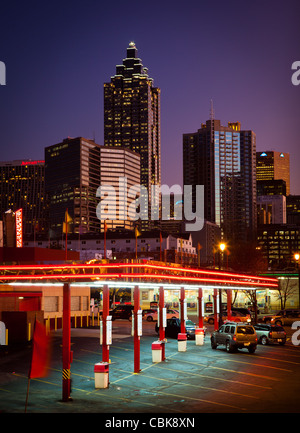 Midtown Atlanta Gebäude in der Dämmerung mit einem Drive-in-Fast-Food-Restaurant im Vordergrund Stockfoto