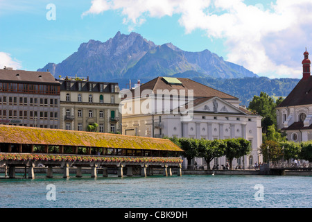Die Kapellbrücke über Fluss Reuss, dem Pilatus im Hintergrund, Luzern, Schweiz Stockfoto