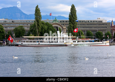 Schaufelrad-Dampfer vor dem Bahnhof Luzern, Vierwaldstättersee, Schweiz Stockfoto