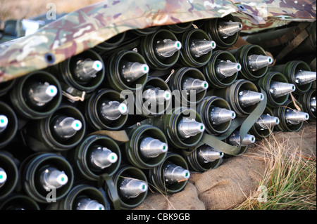 81mm Mörser runden fertig gestapelt einsatzbereit. Stockfoto