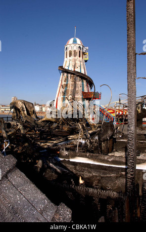 Feuer-Schaden zum Palace Pier (Brighton Pier) neben der Helter-Skelter 2003 Stockfoto