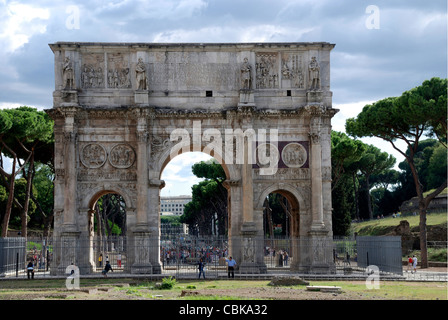 Bogen von Constantine am Kolosseum auf der Piazza del Colosseo in Rom. Stockfoto