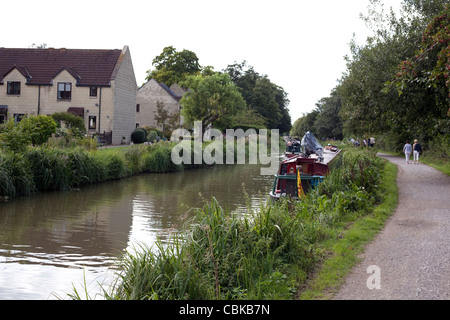 Boote auf dem Kennet und Avon Kanal in der Nähe von Bad an einem Sommertag. Stockfoto