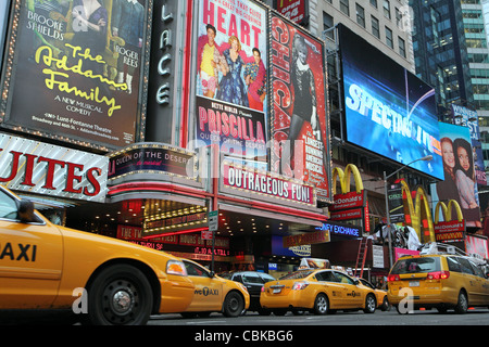 gelbe Taxis aufgereihten außerhalb Theater am Times Square in Manhattan, New York City, New York, USA Stockfoto