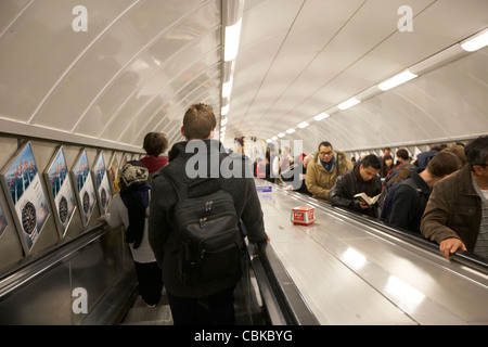 Passagiere und Pendler auf der Rolltreppe in einem Londoner u-Bahn tube Station England Vereinigtes Königreich Großbritannien Stockfoto