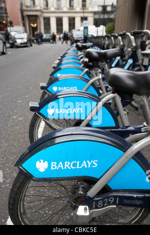 vollständige Reihe von ungenutzten Barclays-Fahrradverleih im Knightsbridge England Vereinigtes Königreich Großbritannien Stockfoto