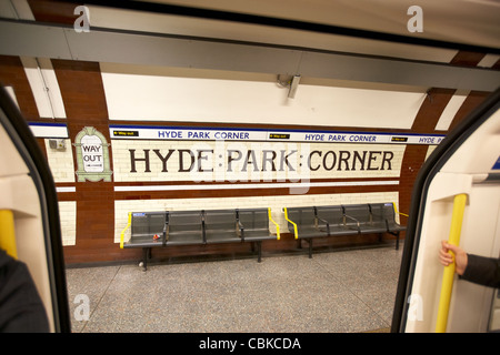 Geländeöffnung um Hyde Park Ecke London unterirdisch station England Vereinigtes Königreich Großbritannien Stockfoto