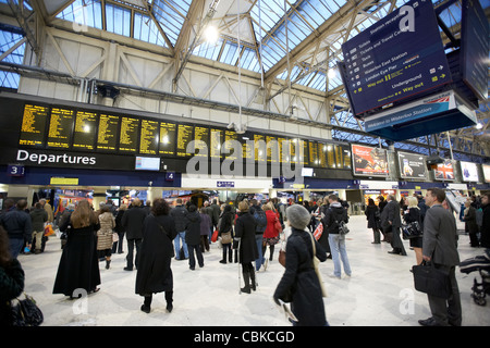 Blick auf lokaler und nationaler ausbilden Informationstafeln an Waterloo Schiene Station London England Vereinigtes Königreich Großbritannien Stockfoto