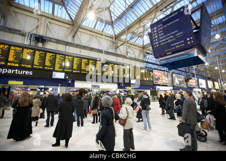 Blick auf lokaler und nationaler ausbilden Informationstafeln an Waterloo Schiene Station London England Vereinigtes Königreich Großbritannien Stockfoto