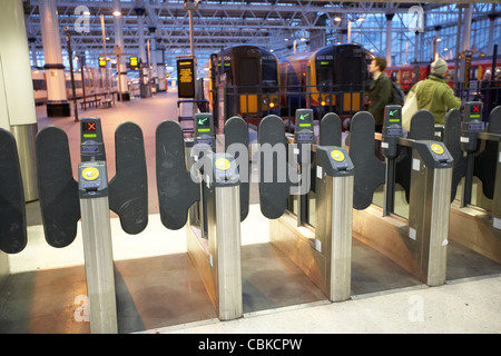 Barriere Fahrkartenautomaten an Waterloo Schiene Station London England Vereinigtes Königreich Großbritannien Stockfoto