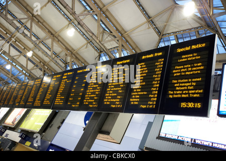 lokale und nationale Abflüge und Ankünfte Informationstafeln an Waterloo Schiene Station London England Vereinigtes Königreich uk trainieren Stockfoto