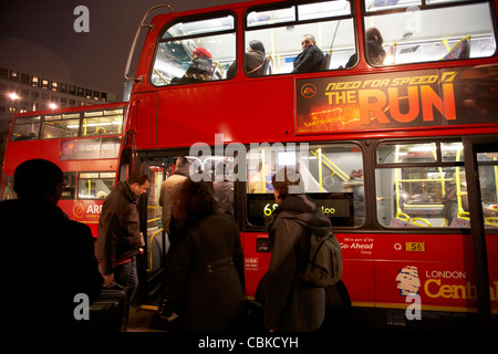 Menschen, die einsteigen in roten Doppeldecker-Bus bei Nacht London England Großbritannien Grossbritannien Stockfoto