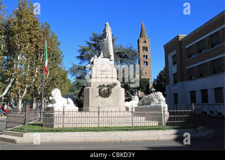 Independence Monument, Piazza Anita Garibaldi (mit dem Glockenturm von San Giovanni Evangelista darüber hinaus), Ravenna, Emilia Romagna, Italien, Europa Stockfoto