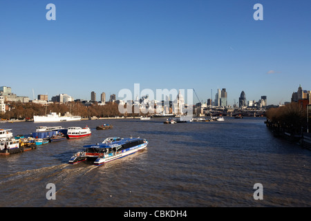 Thames Clipper auf der Themse früh Morgen London England Vereinigtes Königreich Großbritannien Stockfoto