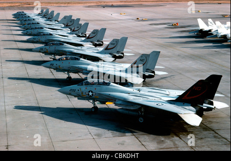 F-14A Tomcats der US Navy Fighter Squadron 24 auf der Flightline an NAS Miramar in San Diego, Kalifornien. Stockfoto