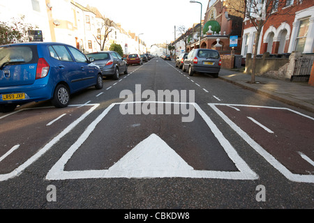 Verkehrsberuhigung Maßnahmen schlafen Polizisten Geschwindigkeitsbegrenzungen in einer Wohnstraße nördlich London England Vereinigte Königreich Großbritannien Stockfoto