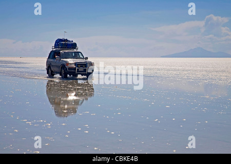 Allrad-Fahrzeug fahren auf salt flache Salar de Uyuni, Altiplano in Bolivien Stockfoto