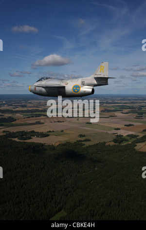 Bohuslan, Schweden - Saab J 29 Flying Barrel und Hawker Hunter Vintage-Kampfjets von der schwedischen Luftwaffe historischer Flug. Stockfoto