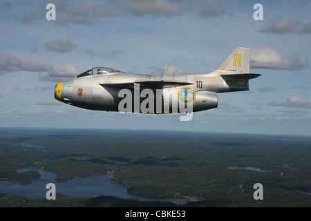 Bohuslan, Schweden - Saab J 29 Flying Barrel und Hawker Hunter Vintage-Kampfjets von der schwedischen Luftwaffe historischer Flug. Stockfoto