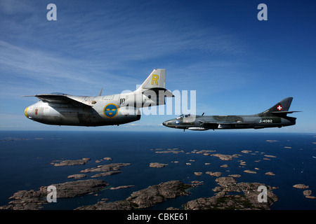 Bohuslan, Schweden - Saab J 29 Flying Barrel und Hawker Hunter Vintage-Kampfjets von der schwedischen Luftwaffe historischer Flug. Stockfoto