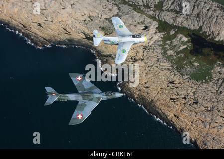 Bohuslan, Schweden - Saab J 29 Flying Barrel und Hawker Hunter Vintage-Kampfjets von der schwedischen Luftwaffe historischer Flug. Stockfoto