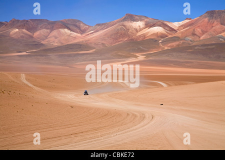 Allrad-Fahrzeug befahren Feldweg auf dem Altiplano in Bolivien Stockfoto