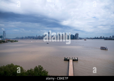 Aerial Panoramablick vom Statue von Liberty Beobachtung Ebene des oberen New York Harbor an bewölkten Tag nach Sturm Stockfoto