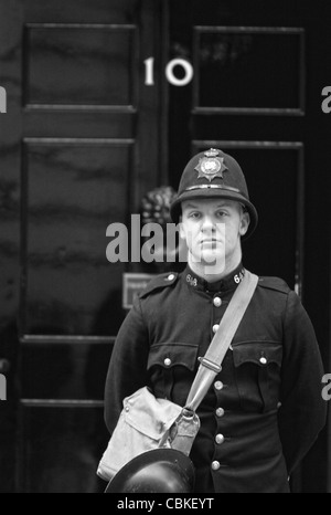 Ein Schauspieler verkleidet als ein 40er Jahren britischer Polizist draußen 10 Downing Street in London Westminster steht. Bild von James Boardman Stockfoto