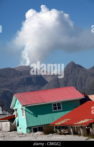 6. Dezember 2009 - Häuser in Lahar Ablagerungen in der Stadt Chaiten, Chile, nach dem Ausbruch des Vulkans Chaiten begraben. Stockfoto