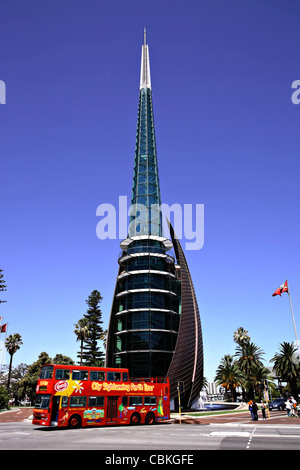 Schwan Glocken-Turm und roten Sightseeing Touristenbus, Perth, Western Australia, Australien Stockfoto